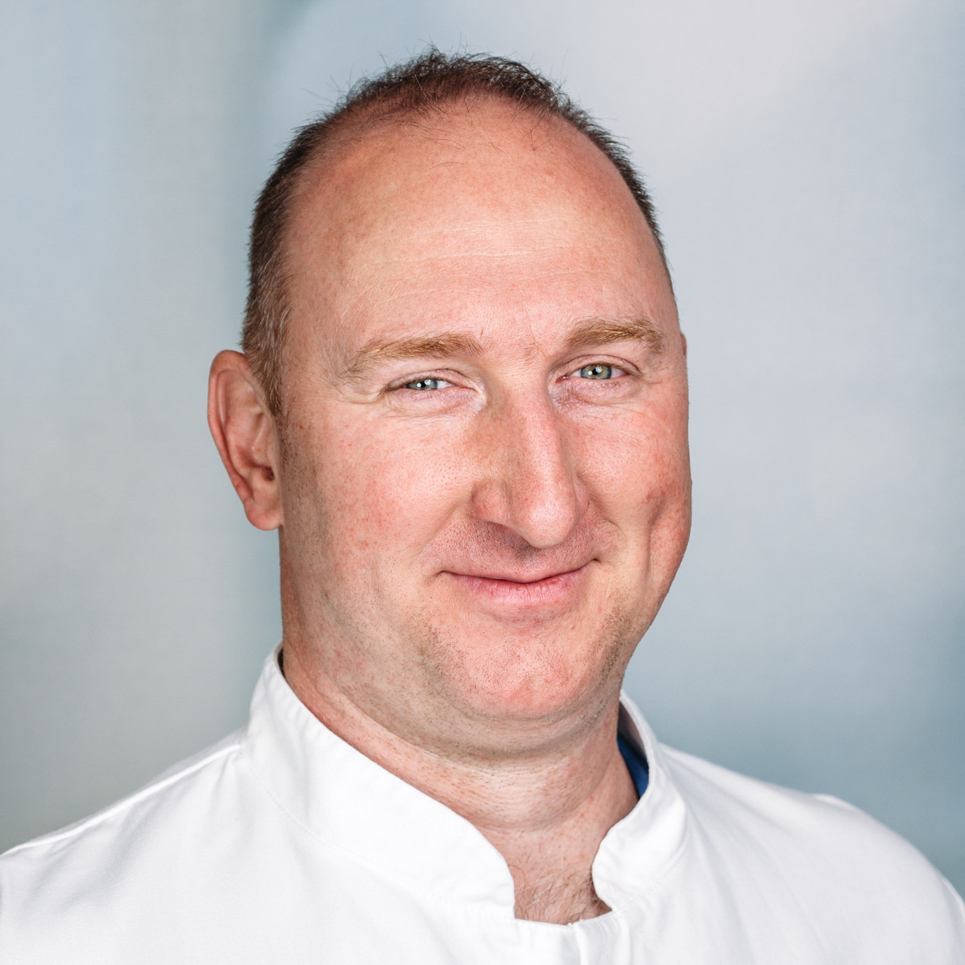 Porträt Dr. med. Peter Unghvary, Oberarzt Gefäßchirurgie, varisano Klinikum Frankfurt Höchst