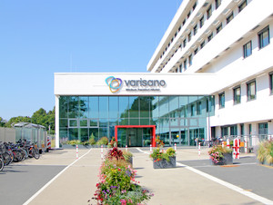 Ansicht vom Haupteingang Gebäude A varisano Klinikum Frankfurt Höchst