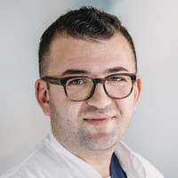 Porträt Enealdi Hoxha, Oberarzt varisano LungenZentrum, varisano Klinikum Frankfurt Höchst 