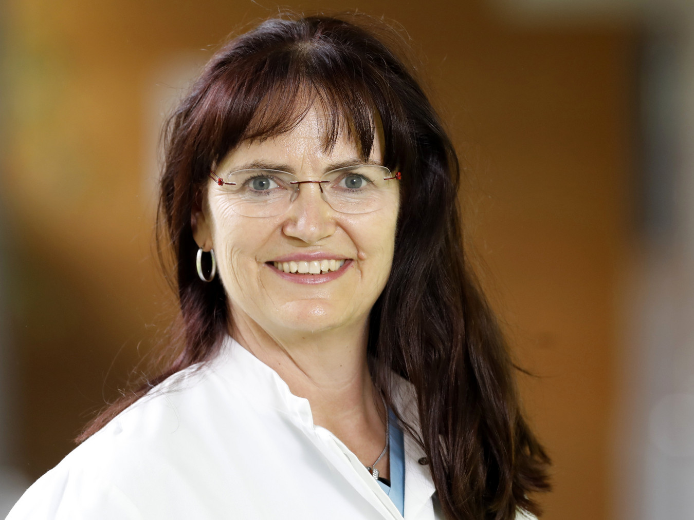 Auf dem Foto ist Frau Wagner zu sehen. Sie lächelt freundlich. 