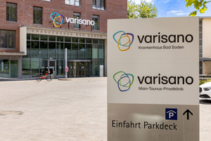 Eingangsbereich vom varisano Krankenhaus Bad Soden, im Vordergrund eine Info-Stele 