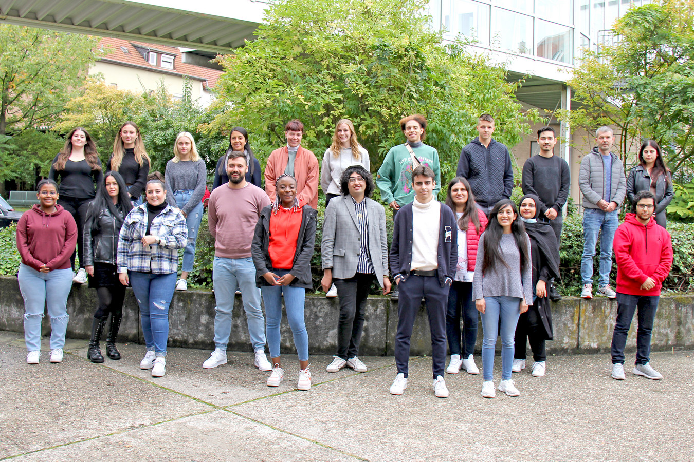 Gruppenbild der neuen Auszubildenden vom Pflegekurs 03 der Pflegeschule am Klinikum Frankfurt Höchst.