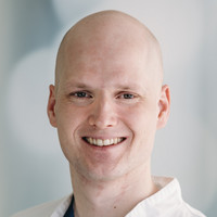 Portrait Jan Cierpinsk, Oberarzt Zentrale Notaufnahme, varisano Klinikum Frankfurt Höchst