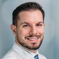 Porträt Can Canbulat, Oberarzt Neurochirurgie, varisano Klinikum Frankfurt Höchst