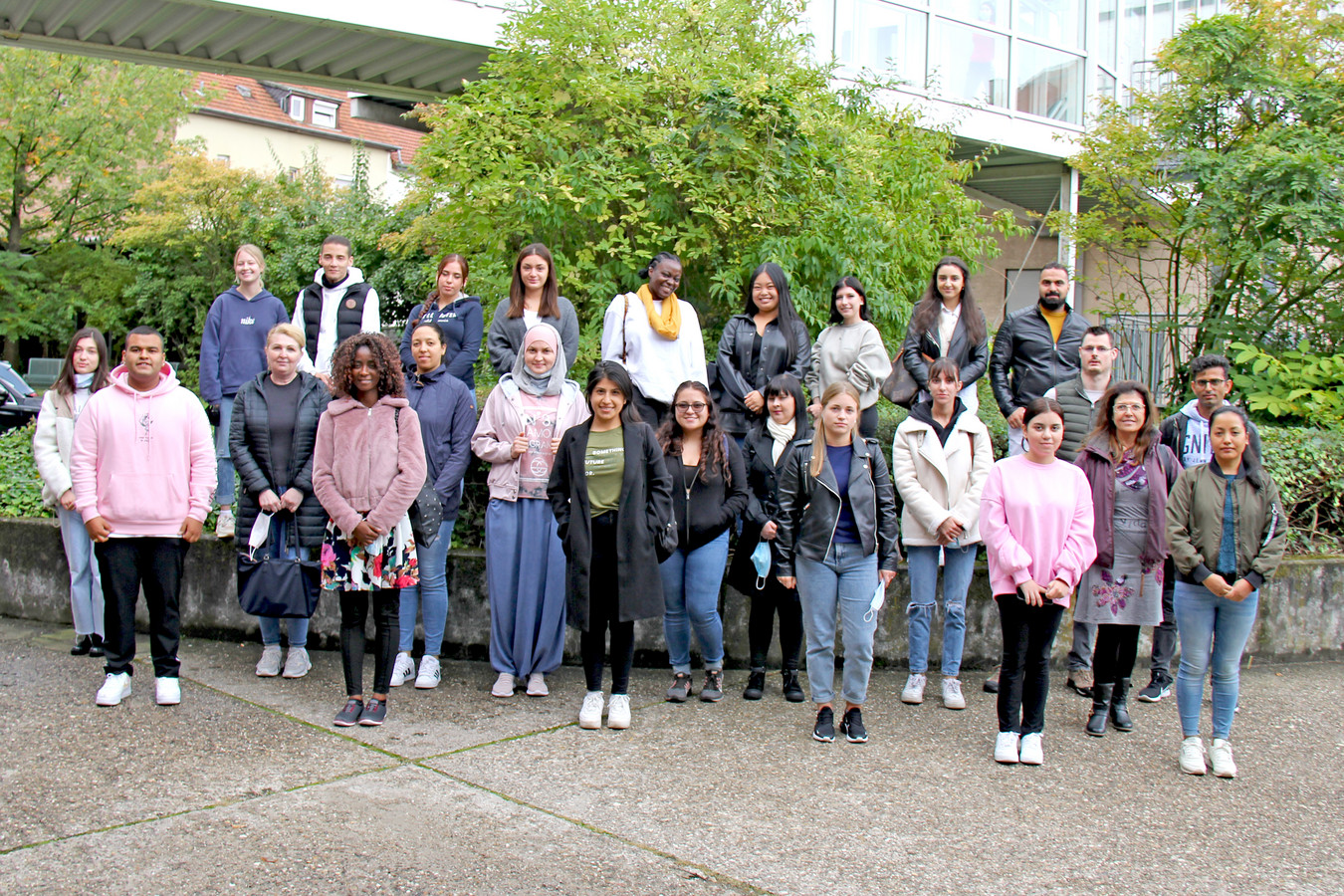 Gruppenbild der neuen Auszubildenden vom Pflegekurs 04 der Pflegeschule am Klinikum Frankfurt Höchst.