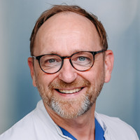 Porträt Dr. med. Lucas Wilhelm, Pränataldiagnostik, Klinik für Gynäkologie und Geburtshilfe, varisano Klinikum Frankfurt Höchst