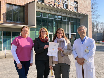 Hygieneteam der Kliniken des Main-Taunus-Kreises mit Urkunde
