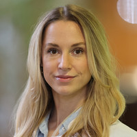 Porträt Dr. med. Jessica Grünewald, Oberärztin Plastische, Hand- und Rekonstruktive Chirurgie, varisano Krankenhaus Bad Soden