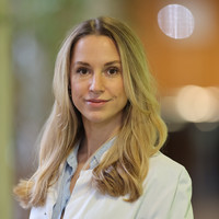 Porträt Dr. med. Jessica Grünewald, Oberärztin Plastische, Hand- und Rekonstruktive Chirurgie, varisano Krankenhaus Bad Soden