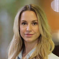 Porträt Dr. med. Jessica Grünewald, Oberärztin Plastische, Hand- und Rekonstruktive Chirurgie, varisano Krankenhaus Bad Soden