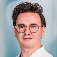 Porträtbild Tim Töttel, Oberarzt Hals-Nasen-Ohrenheilkunde, varisano Klinikum Frankfurt Höchst
