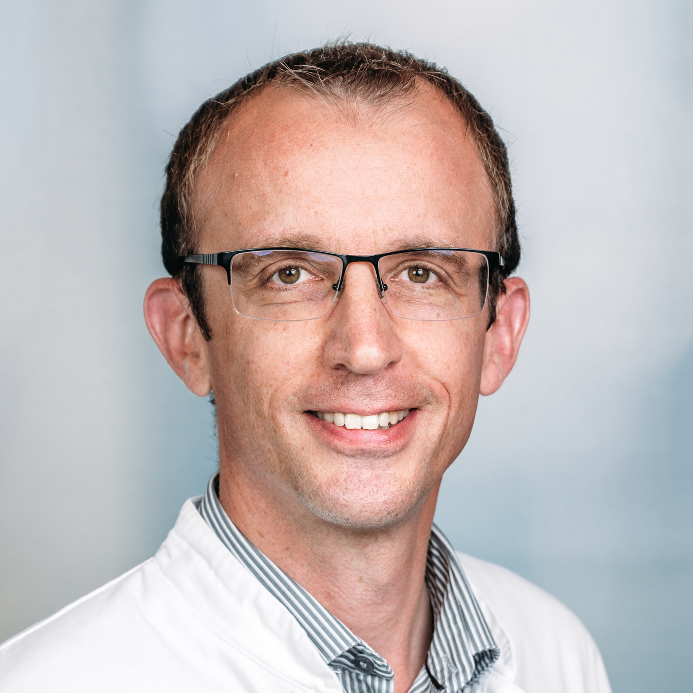 Porträt PD Dr. med. Alexander Jabs, Oberarzt Klinik für Innere Medizin 1 (Kardiologie), varisano Klinikum Frankfurt Höchst