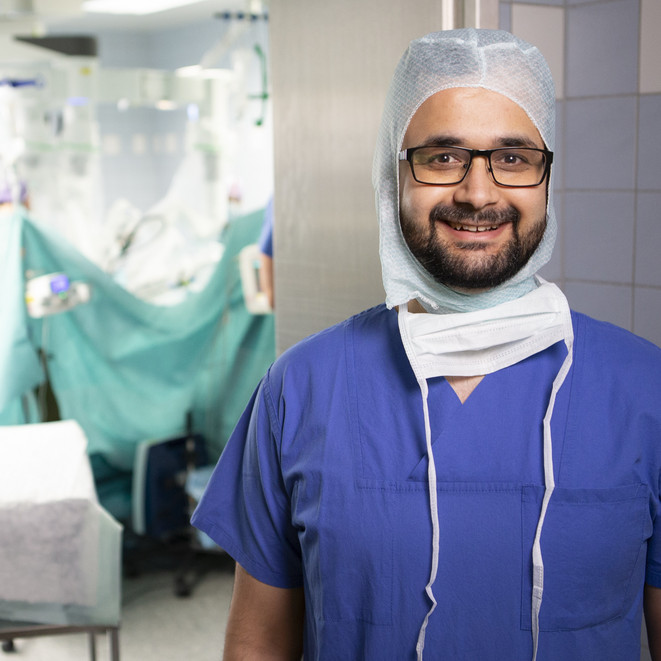 Aayush Nepal, Assistenzarzt Urologie