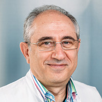 Porträt Dr. med. Rami Masri-Zada, Leitender Oberarzt Klinik für Innere Medizin 2 (Gastroenterologie und interventionelle Endoskopie), varisano Klinikum Frankfurt Höchst