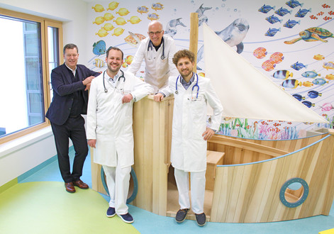 Ab 1. April 2023 übernehmen Daniel Lorenz (2.v.l.) und Dr. med. Christopher Meudt (r.i.B.) die Leitung der Klinik für Kinder- und Jugendmedizin vom bisherigen Chefarzt PD Dr. med. Lothar Schrod. Der Vorsitzende der Geschäftsführung Martin Menger (l.i.B.) freut sich auf die weitere Zusammenarbeit.