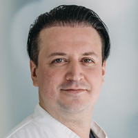 Portrait Sergey Chernyaev, komm. Oberarzt psychische Gesundheit, varisano Klinikum Frankfurt Höchst