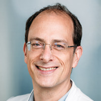 Porträt PD Dr. med. Martin Barth, Chefarzt Klinik für Neurochirurgie, varisano Klinikum Frankfurt Höchst