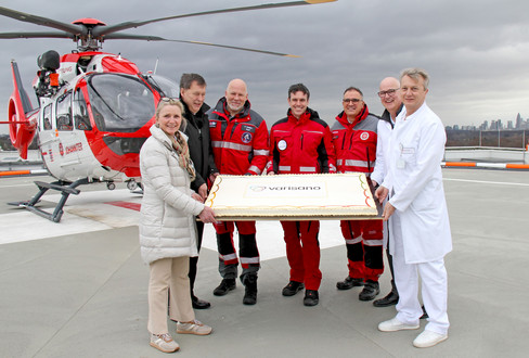 Das Klinikteam empfing das Hubschrauberteam mit einer großen varisano Torte: (v.l.) Corinna Schreier, Pflegedienstdirektorin des Klinikums, Martin Menger, Vors. der Geschäftsführung der varisano Kliniken Frankfurt-Main-Taunus. Frank Zabell, Geschäftsführer der Johanniter Luftrettung, Prof. Dr. med. Daniel Chappell, Chefarzt der Klinik für Anästhesiologie am varisano Klinikum Frankfurt Höchst, Oliver Pitsch, Regionalvorstand der Johanniter im Regionalverband Rhein-Main, Dr. med. Peter Friedrich Petersen, Chefarzt der Zentralen Notaufnahme und PD Dr. med. Carsten Dalchow, Ärztlicher Direktor des varisano Klinikum Frankfurt Höchst.