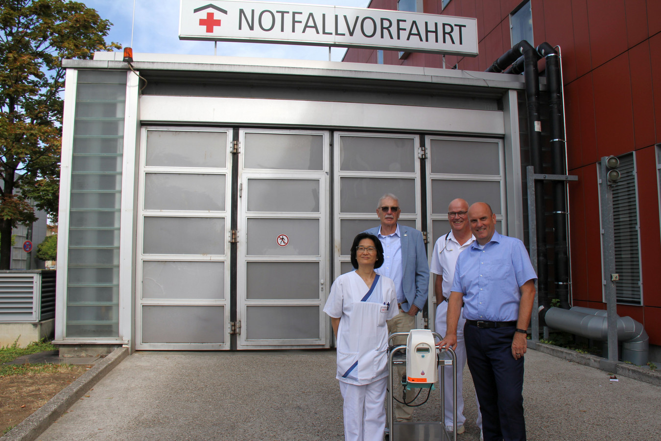 Gruppenbild von der Spendenübergabe der Stiftung Aventis Foundation an den Förderkreis des Klinikums