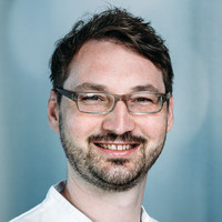 Porträt Dr. med. Alexander Flauaus, Oberarzt Klinik für Radiologie, Neuroradiologie und Nuklearmedizin, varisano Klinikum Frankfurt Höchst