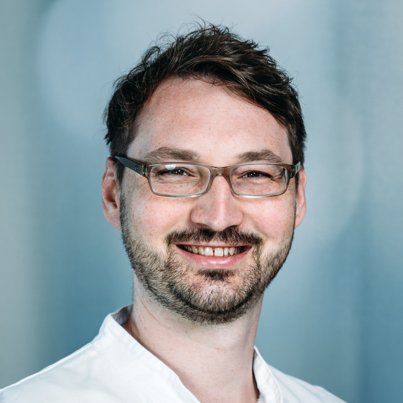 Porträt Dr. med. Alexander Flauaus, Oberarzt Klinik für Radiologie, Neuroradiologie und Nuklearmedizin, varisano Klinikum Frankfurt Höchst