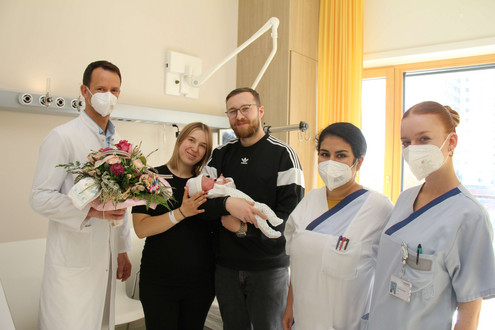 Mitarbeiter:innen des varisano Klinikums Frankfurt Höchst begrüßen die 2000ste Geburt mit ihren glücklichen Eltern