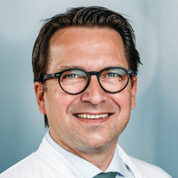 Porträt Prof. Dr. med. Ulrich Hink, Chefarzt Klinik für Innere Medizin 1 (Kardiologie), varisano Klinikum Frankfurt Höchst