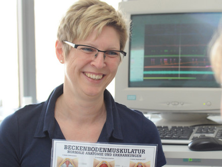 Urotherapeutin berät eine Patientin