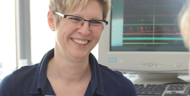 Urotherapeutin berät eine Patientin