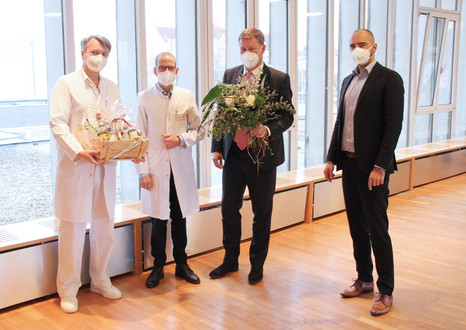 Gruppenbild von der Verabschiedung Prof. Eckardt mit der Geschäftsführung und dem Ärztlichen Direktor