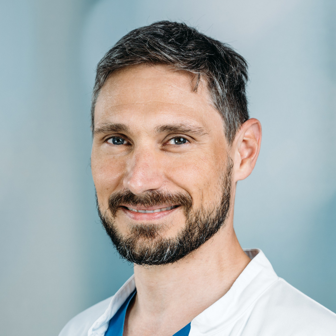 Porträt Dr. med. Christian Ludes, Oberarzt Klinik für Neurologie, varisano Klinikum Frankfurt Höchst