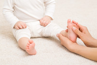 Fußmassage bei einem Baby
