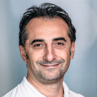 Porträt Hüseyin Aksoy, Oberarzt Allgemein-, Viszeral-, Gefäß- und Thoraxchirurgie, varisano Klinikum Frankfurt Höchst