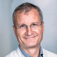 Porträt Prof. Dr. med. Wolfgang Daecke, Chefarzt Klinik für Orthopädie, Unfall- und Wiederherstellungschirurgie, varisano Klinikum Frankfurt Höchst