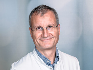 Porträt Prof. Dr. med. Wolfgang Daecke, Chefarzt Klinik für Orthopädie, Unfall- und Wiederherstellungschirurgie, varisano Klinikum Frankfurt Höchst