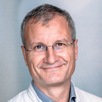 Porträt Prof. Dr. med. Wolfgang Daecke, Chefarzt Klinik für Orthopädie, Unfall- und Wiederherstellungschirurgie, varisano Klinikum Frankfurt Höchst