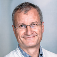 Porträt Prof. Dr. med. Wolfgang Daecke, Chefarzt Orthopädie, Unfall- und Wiederherstellungschirurgie, Klinikum Frankfurt Höchst