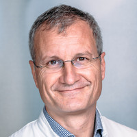 Porträt Prof. Dr. med. Wolfgang Daecke, Chefarzt Klinik für Orthopädie, Unfall- und Wiederherstellungschirurgie, varisano Klinikum Frankfurt Höchst