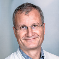 Porträt Prof. Dr. med. Wolfgang Daecke, Chefarzt Klinik für Orthopädie, Unfall- und Wiederherstellungschirurgie, varisano Klinikum Frankfurt Höchst