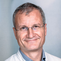Porträt Prof. Dr. med. Wolfgang Daecke, Chefarzt Orthopädie, Unfall- und Wiederherstellungschirurgie, Klinikum Frankfurt Höchst