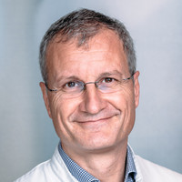 Porträt Prof. Dr. med. Wolfgang Daecke, Chefarzt Klinik für Orthopädie, Unfall- und Wiederherstellungschirurgie, varisano Klinikum Frankfurt Höchst