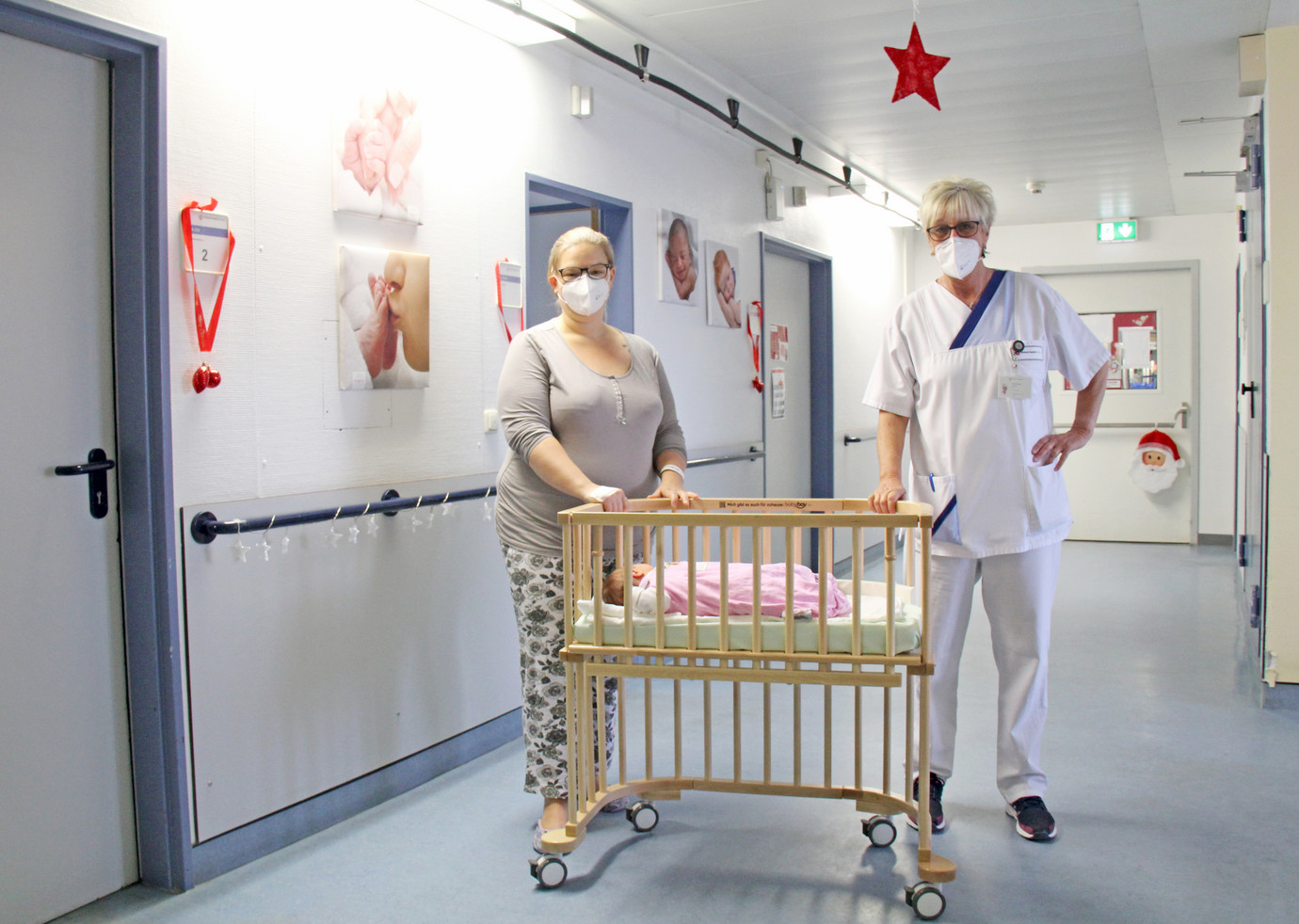 Mama Renata Trieschmann und Stationsleiterin Elke Simmons freuen sich über die neuen Kinderbettchen, die vom Förderkreis spendiert wurden.