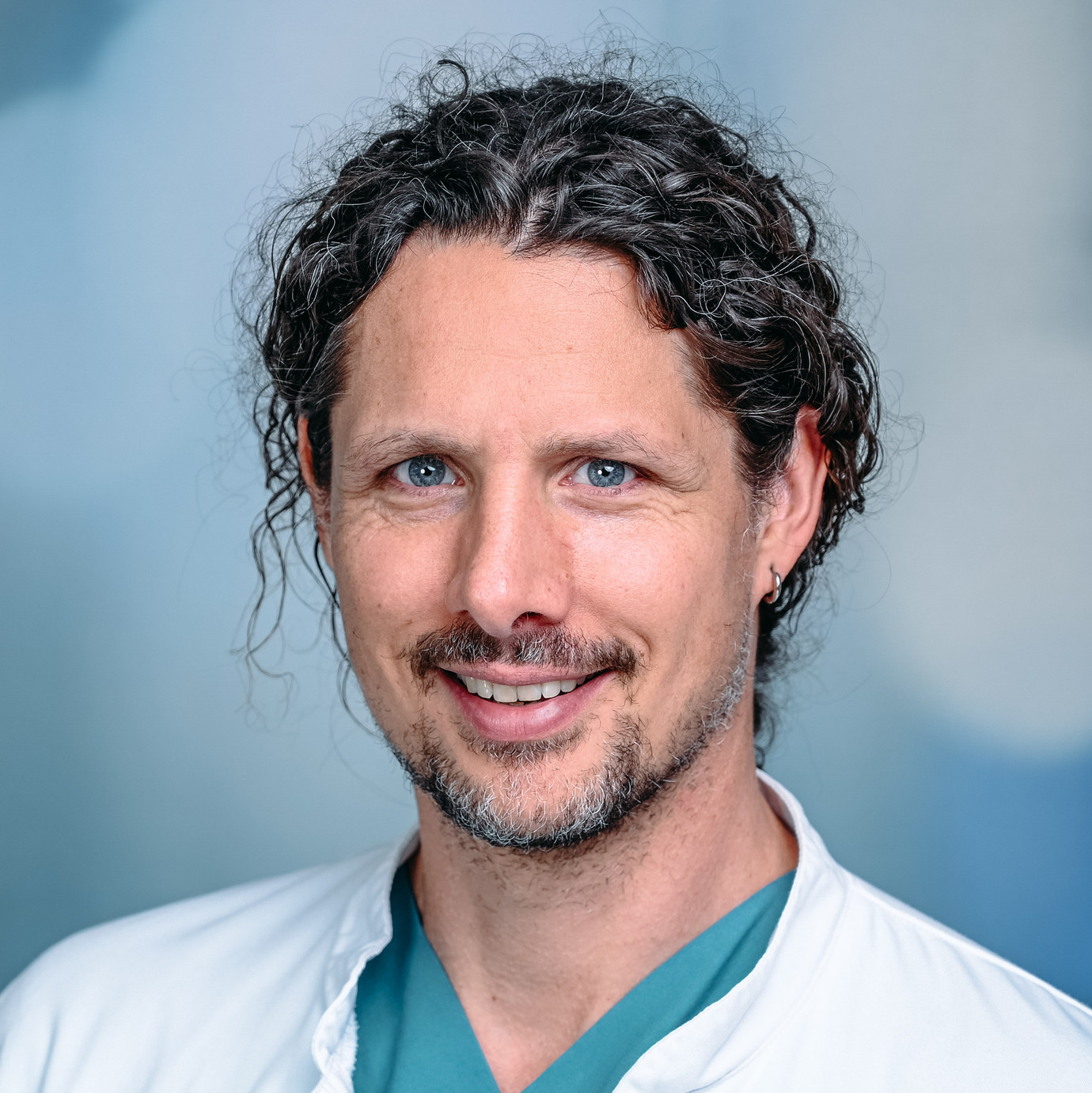 Porträt Philipp Kohler, Oberarzt Klinik für Radiologie, Neuroradiologie und Nuklearmedizin, varisano Klinikum Frankfurt Höchst