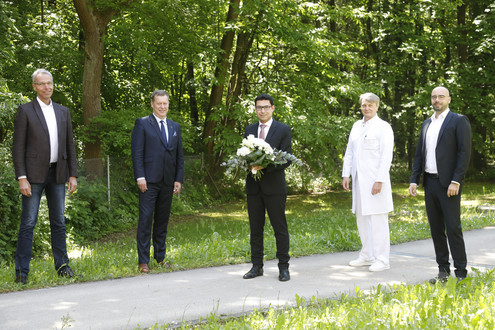 Gruppenbild mit Geschäftsführung und Ärztlichen Direktoren zur Begrüßung von Dr. Ahmed