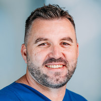 Porträtbild Dibran Tahiri, Teamleitung Dialyse, varisano Klinikum Frankfurt Höchst