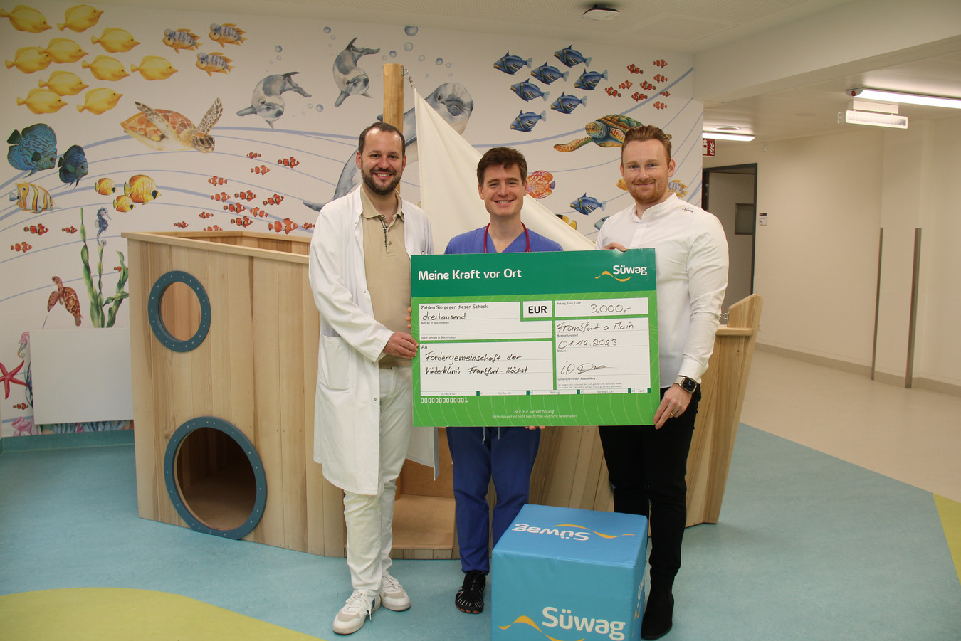 Spendenübergabe von SÜWAG-Projektleiter Daniel Kettler (r.i.B.) an das Team der Kinderklinik um Chefarzt Daniel Lorenz (l.i.B.) und Oberarzt Dr. med. Johannes Eisen (Bildmitte).