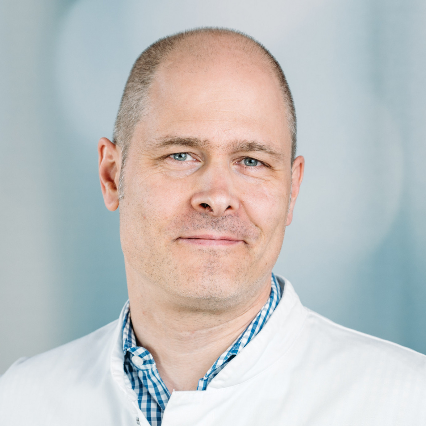 Porträt Prof. Dr. med. Christian Herweh, Leitender Oberarzt Klinik für Radiologie, Neuroradiologie und Nuklearmedizin, varisano Klinikum Frankfurt Höchst