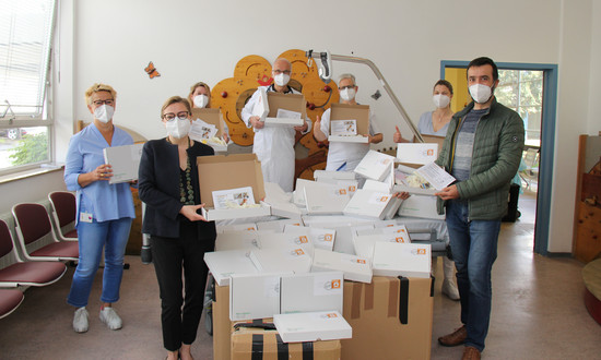 Gruppenfoto einer Spende an den Förderverein der Kinderklinik