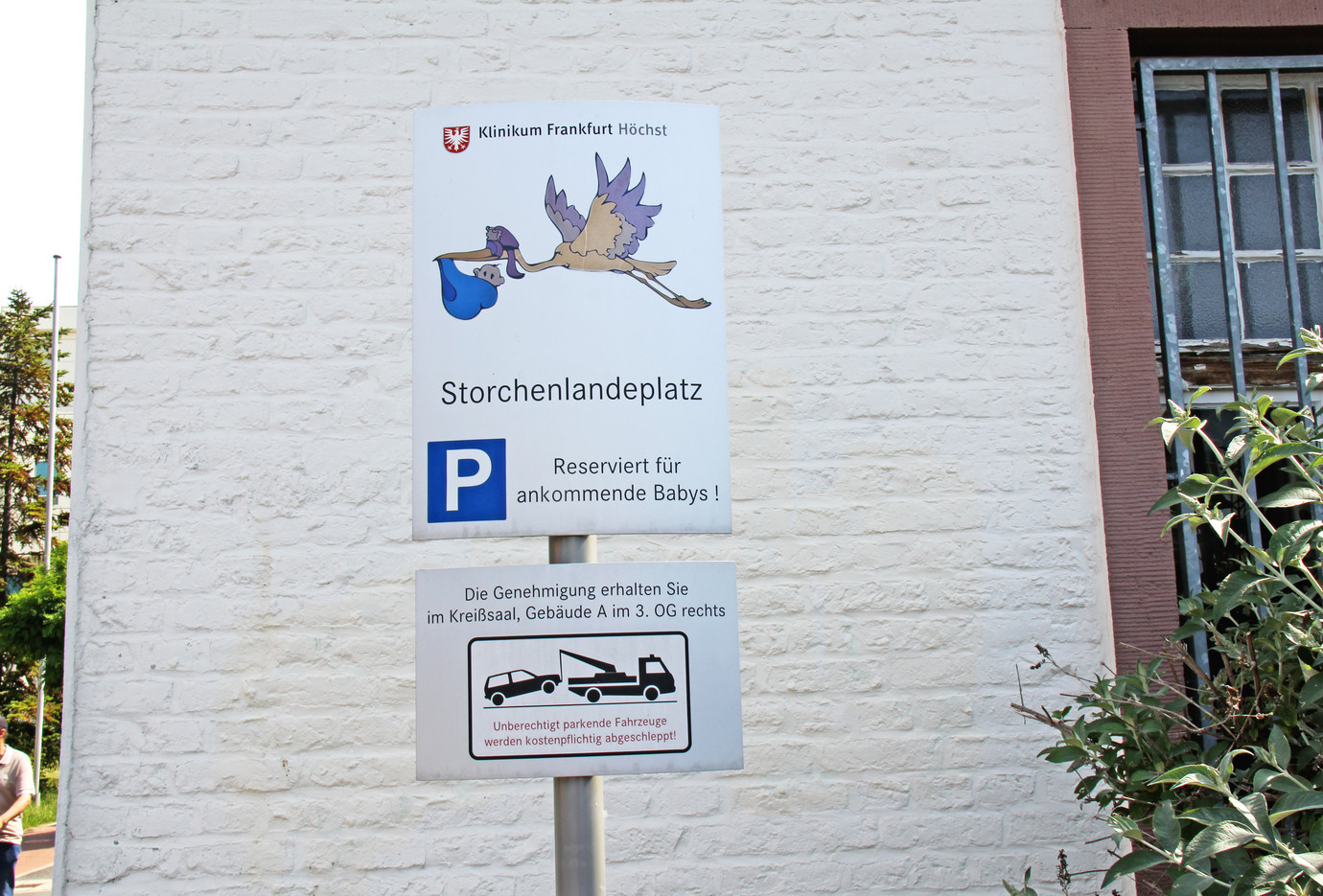 Hinweisschild vom Storchenparkplatz am Klinikum Frankfurt Höchst 