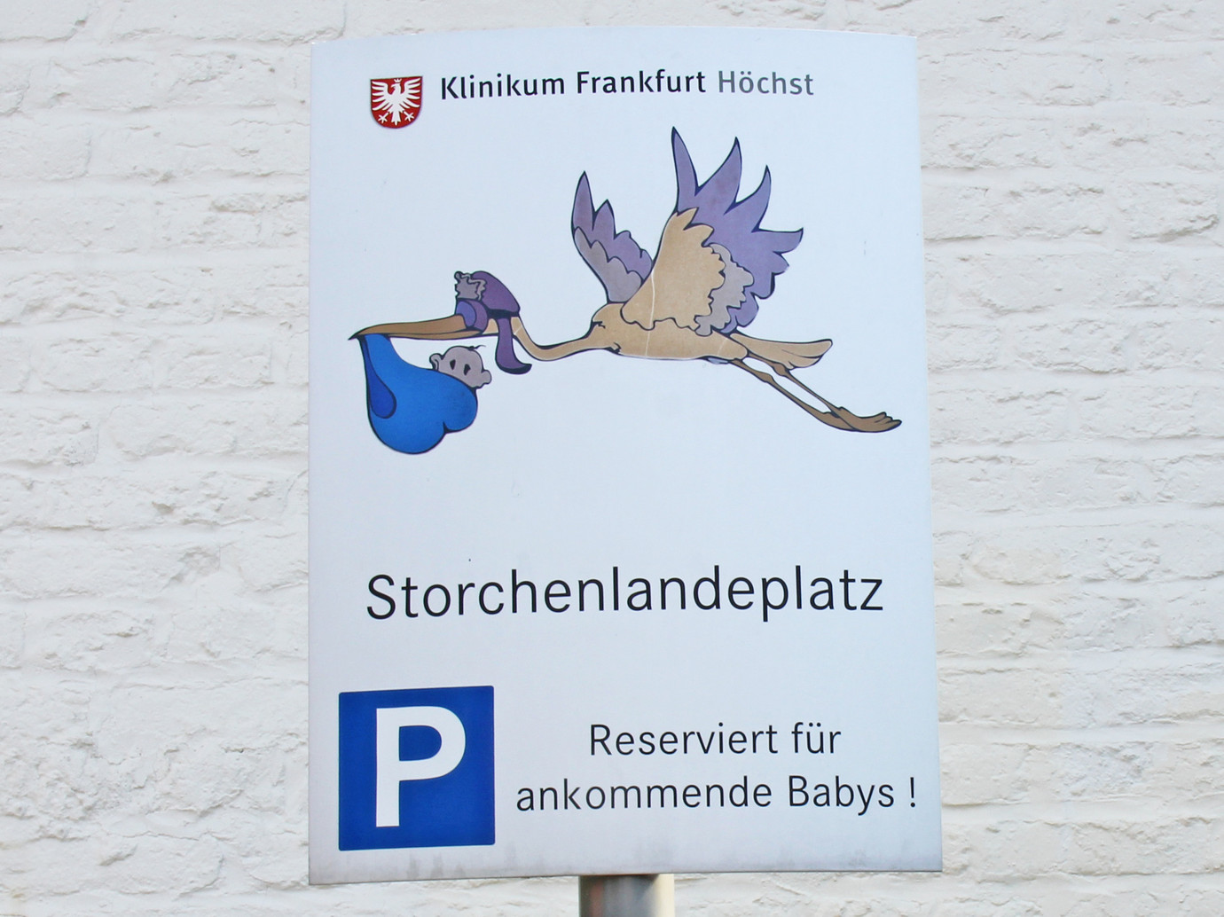 Schild vom "Storchenlandeplatz" am Klinikum Frankfurt Höchst